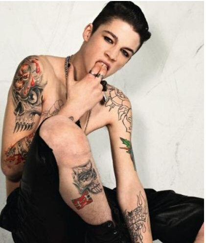 欧美男模个性狂野纹身图片
