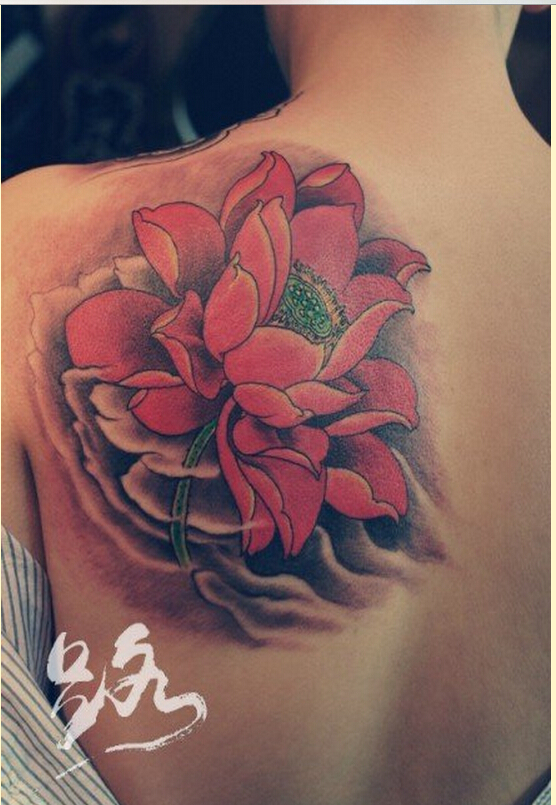 时尚女性背部漂亮彩色莲花纹身图案图片