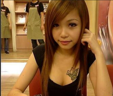 漂亮迷人美女胸前蝴蝶纹身图片图片