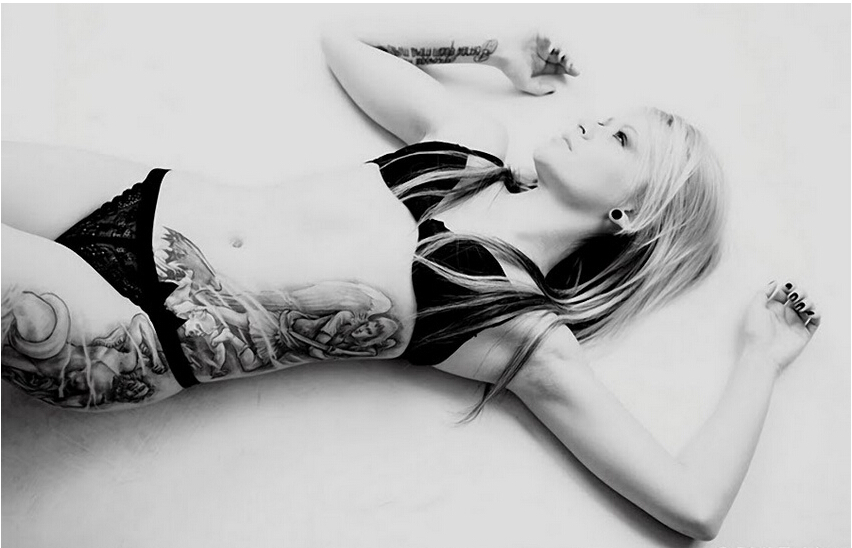 比基尼性感个性美女黑白纹身图片