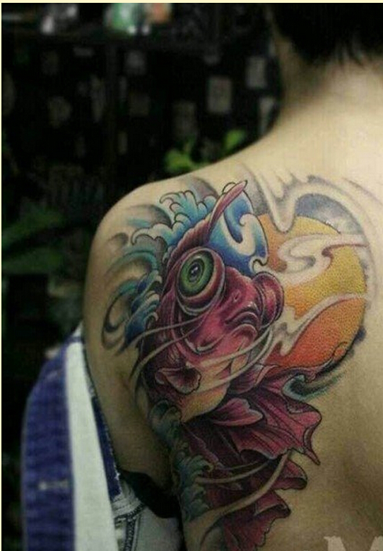 时尚女性背部个性好看的金鱼纹身图案图片