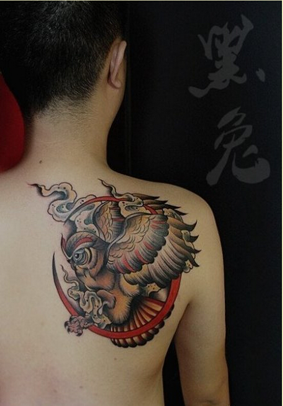 时尚男性背部彩色个性猫头鹰纹身图片图片