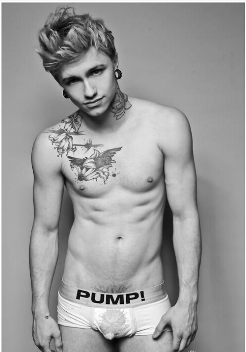 个性十足黑白潮男袒露霸气纹身图片