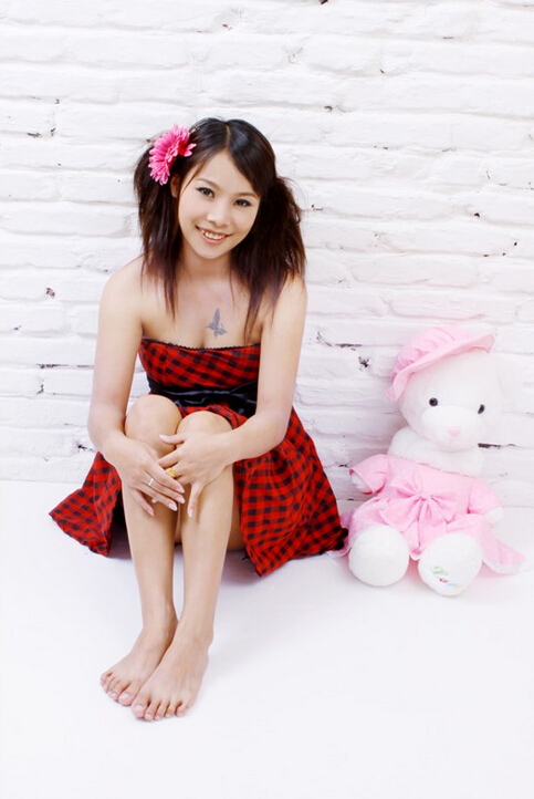 街头漂亮魅力美女胸前纹身图片图片