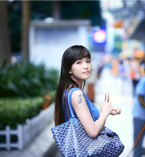 时尚靓丽漂亮迷人美女手臂猫咪纹身图图片