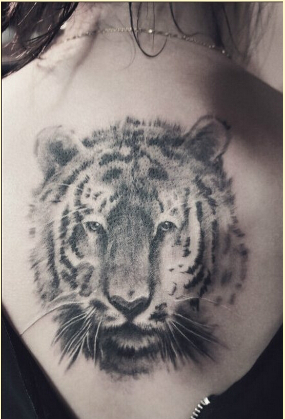 时尚女性背部个性好看的虎头纹身图案图片