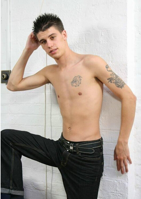 欧美时尚帅哥个性花臂纹身图片