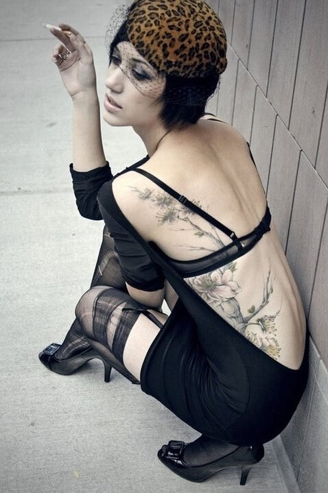 国外漂亮魅力美女后腰背花纹身图片图片