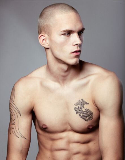 欧美型帅哥潮流时尚个性纹身图片