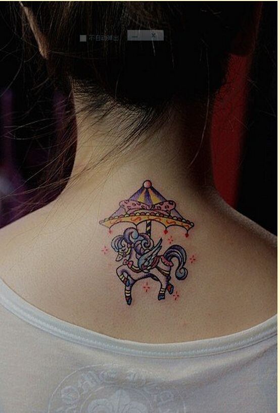 时尚女性背部好看的彩色旋转木马纹身图片