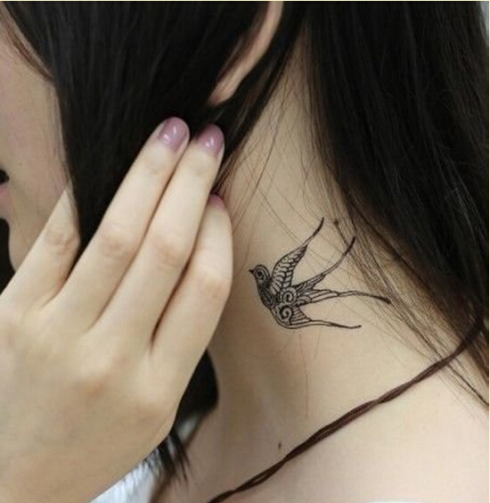 时尚女性脖子漂亮好看的燕子纹身图案图片