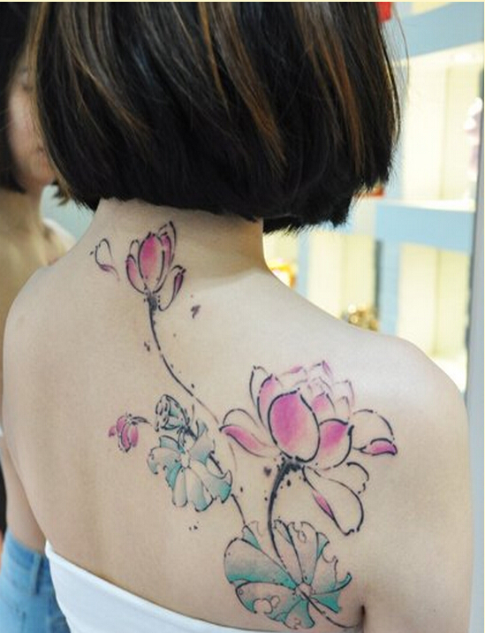 时尚女性背部漂亮的彩色莲花纹身图案图片
