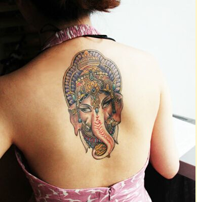 个性时尚女孩子背部好看的象神纹身图图片