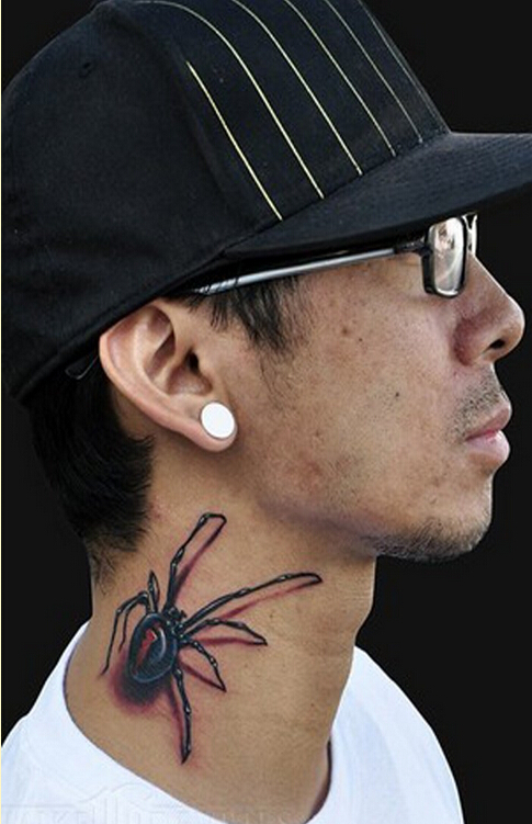 帅哥脖子上逼真的蜘蛛纹身图案欣赏图片