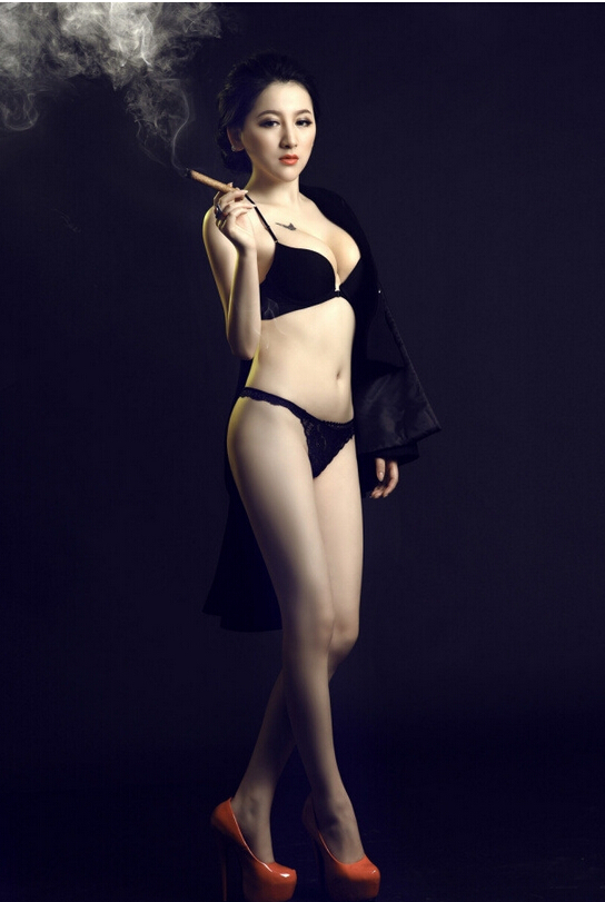 霸气丰胸美女叼雪茄黑色内衣纹身图案图片