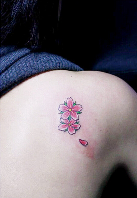 时尚背部个性漂亮的梅花纹身图案图片