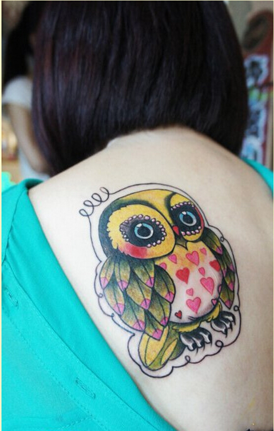 女性背部漂亮好看的彩色猫头鹰纹身图图片