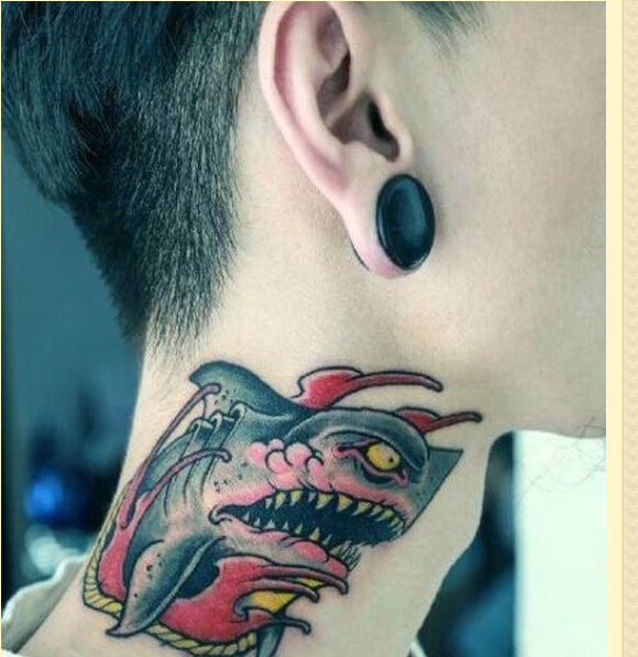 个性脖子时尚好看的彩色鲨鱼纹身图案图片