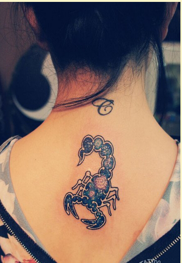 女性背部个性好看的星空小天蝎纹身图图片