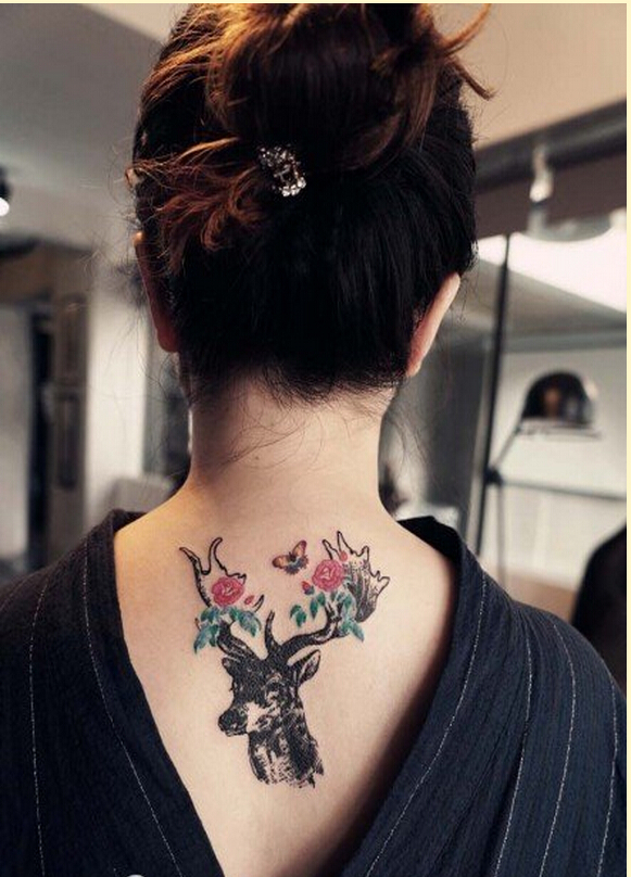 女性背部时尚好看的羚羊纹身图案图片