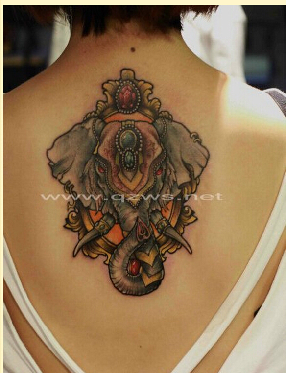 女性背部个性时尚彩色象神纹身图案图片