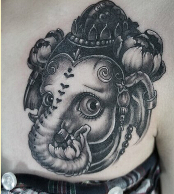 时尚女性胸口个性的象神纹身图案图片