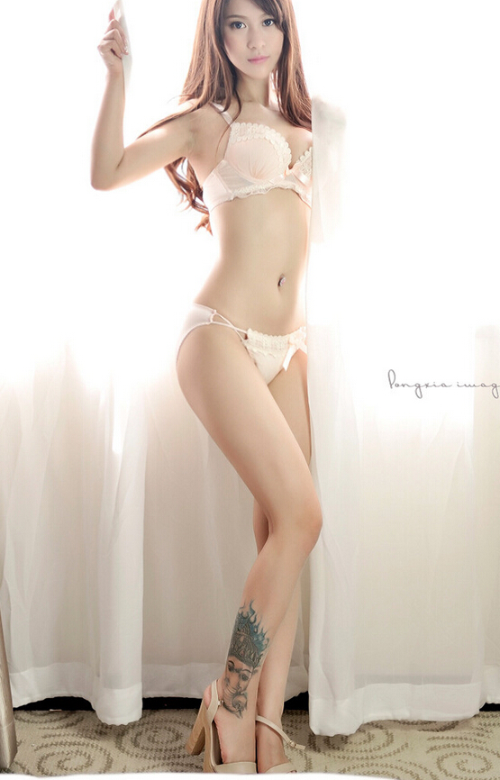 漂亮性感魅力迷人比基尼美女脚部纹身图片