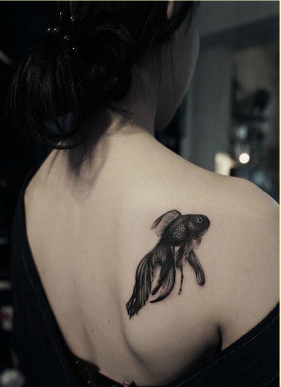 女性背部时尚好看的金鱼纹身图案图片