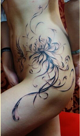个性女性臀部时尚好看的莲花藤蔓纹身