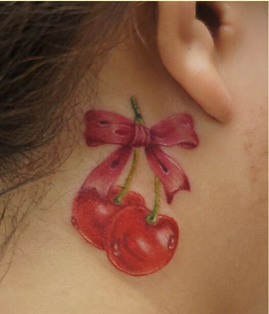 时尚女生脖子漂亮好看的彩色樱桃纹身图片