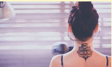 女生脖子时尚好看的的猫头鹰纹身图案图片