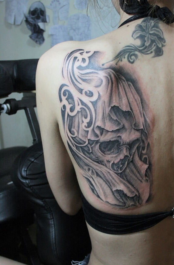 女性背部个性时尚的骷髅纹身图案图片