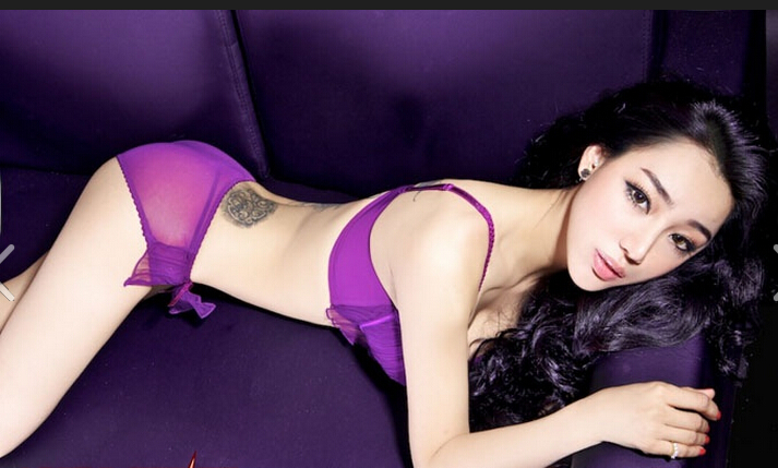 漂亮迷人美女模特性感后腰部纹身图片图片