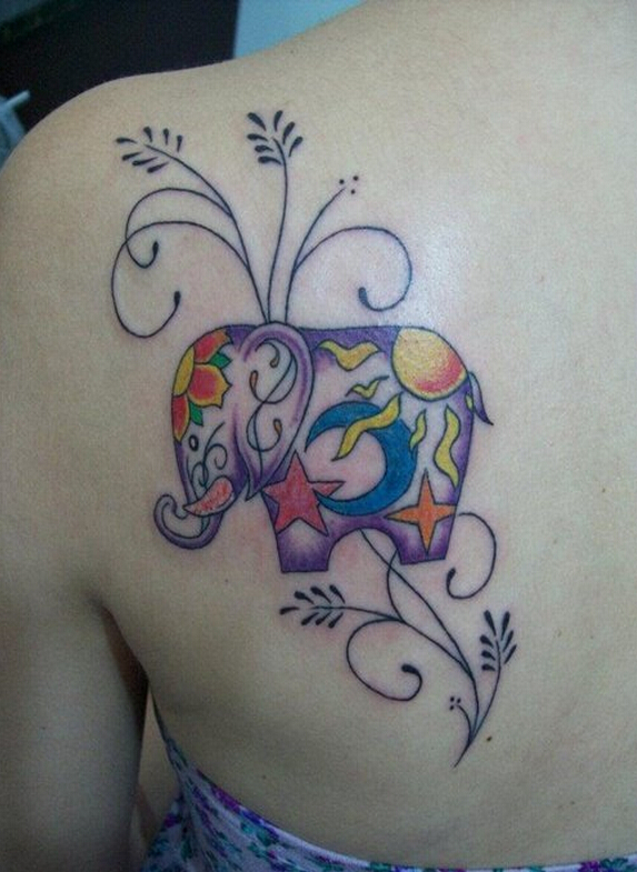 女性背部时尚好看的彩色象纹身图案图片