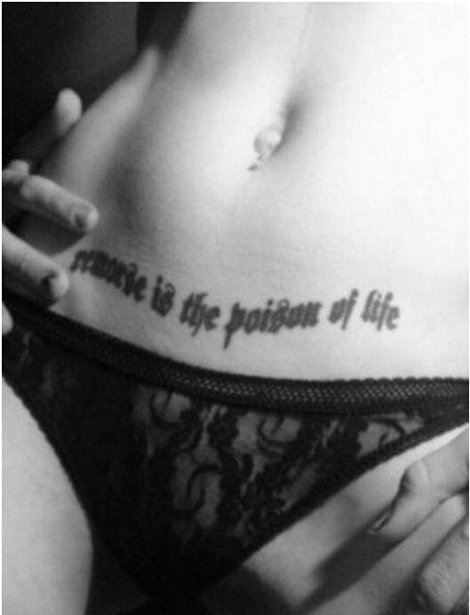 时尚经典女性腹部黑白英文字母纹身图