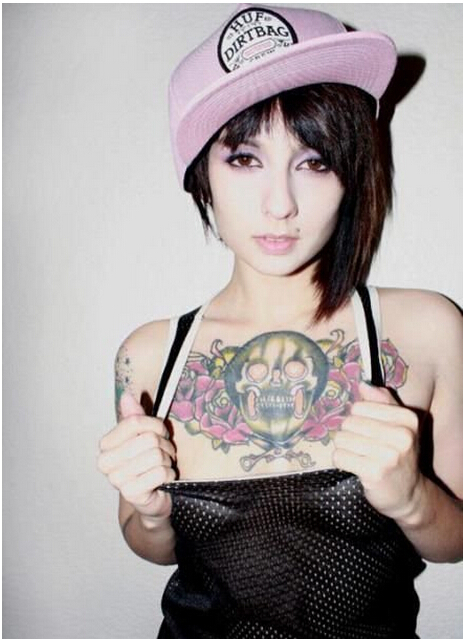 欧美女生胸前个性时尚玫瑰骷髅纹身图图片