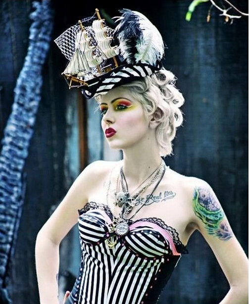 欧美潮女个性胸前英文与手臂纹身图片图片