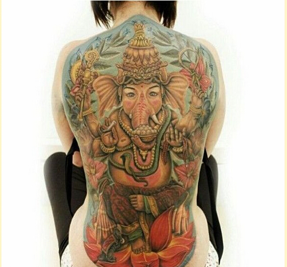 时尚女性满背个性彩色象神纹身图案图片