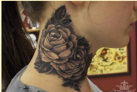时尚女生脖子处好看的黑白玫瑰花纹身图片