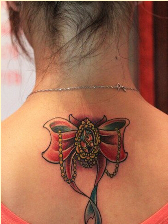 女性脖子时尚好看的彩色蝴蝶结纹身图图片