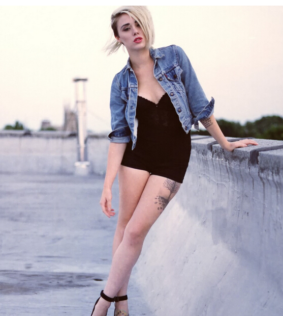 欧美美女个性时尚彩色腿部纹身图片图片