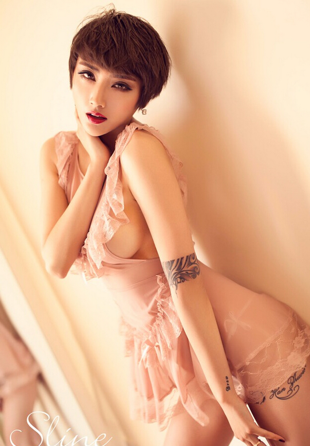 性感短发气质美女唯美好看的个性纹身