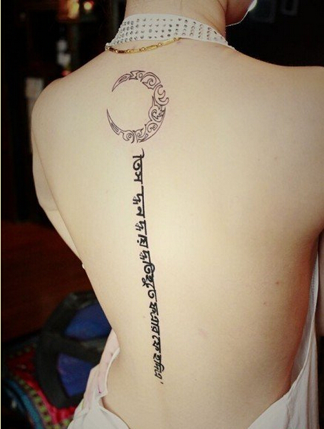个性时尚女孩子背部月亮与脊椎文字纹图片