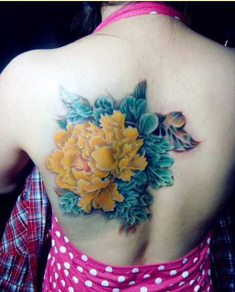 美女背部漂亮好看的彩色牡丹纹身图案图片