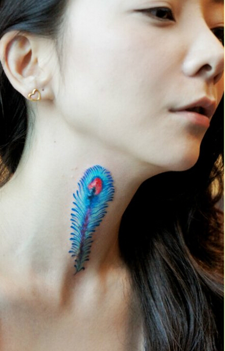 美女脖子处精美时尚的彩色羽毛纹身图图片