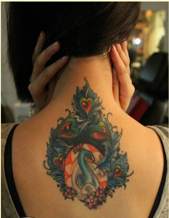 女性背部时尚漂亮好看的彩色孔雀纹身图片
