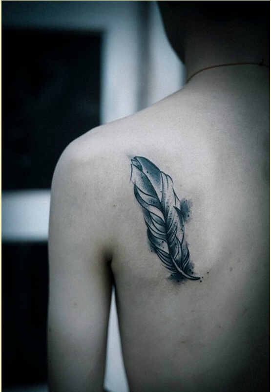 个性背部时尚好看的羽毛纹身图案图片