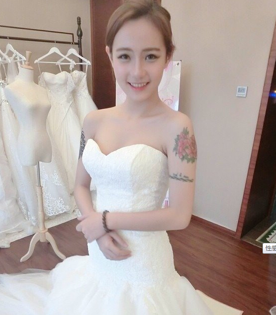 性感狂野的非主流可爱美女手机自拍纹图片