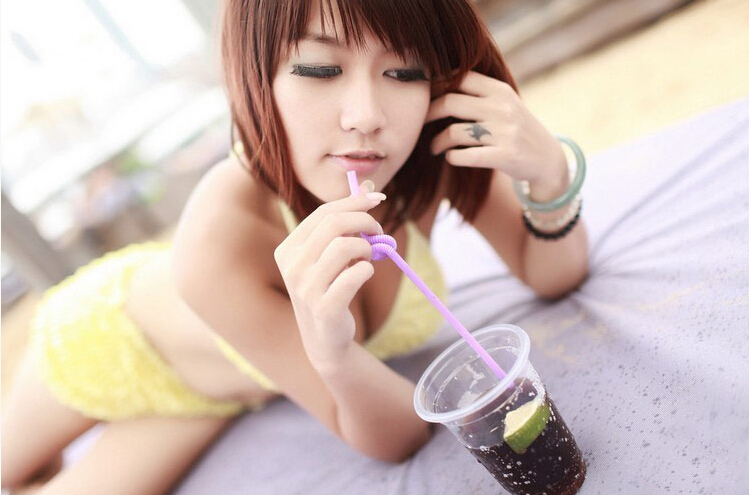 短发妹子户外比基尼性感时尚手部纹身图片