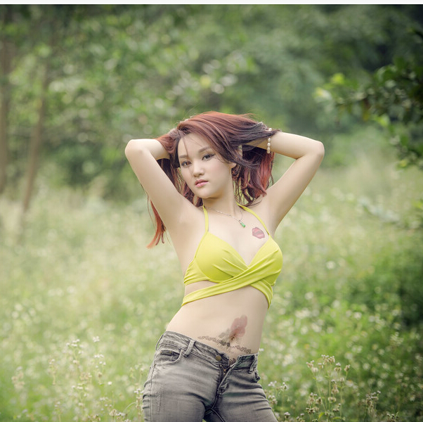 雪儿户外的性感火辣身材个性纹身图片图片